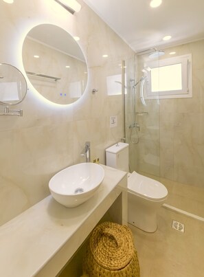 Shower, hair dryer, towels - Villa Calypso in Nisaki (Nisaki)