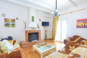 TV, DVD player, books, stereo - Villa Calypso in Nisaki (Nisaki)