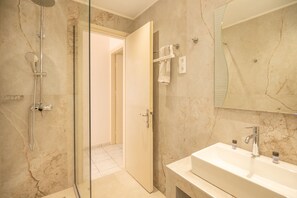 Shower, hair dryer, towels - Villa Ariadni in Nisaki (Nisaki)