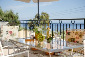 Outdoor dining - Villa Ariadni in Nisaki (Nisaki)
