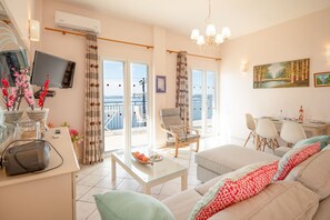 TV, DVD player, books, stereo - Villa Ariadni in Nisaki (Nisaki)
