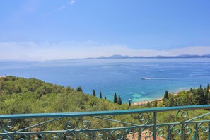 Property grounds - Villa Ariadni in Nisaki (Nisaki)