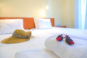 2 bedrooms, iron/ironing board, travel cot, bed sheets - Zoulis Athina in Kalami (Kalami)