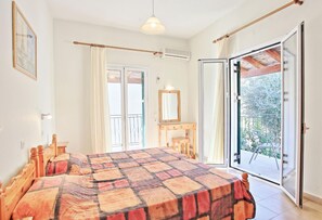 2 bedrooms, iron/ironing board, travel cot, bed sheets - Zoulis Eleni in Kalami (Kalami)