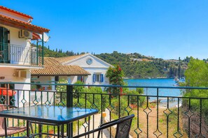 Outdoor dining - Katerina House in Kalami (Kalami)