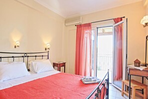 2 bedrooms, iron/ironing board, travel cot, bed sheets - Mattheos House in Kalami (Kalami)
