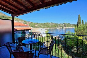 Outdoor dining - Mattheos House in Kalami (Kalami)