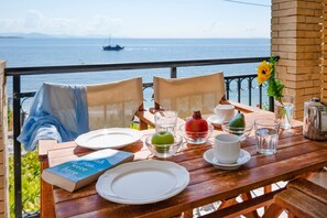 Outdoor dining - Chrissa in Katavolos (Katavolos)