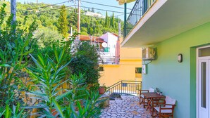 Outdoor dining - Jasmin in Katavolos with 1 bedrooms and 1 bathrooms (Katavolos)