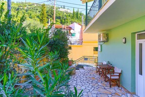 Outdoor dining - Jasmin in Katavolos with 1 bedrooms and 1 bathrooms (Katavolos)