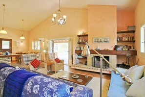TV, fireplace, DVD player, books - Villa Cleopatra in Poulades (Poulades)