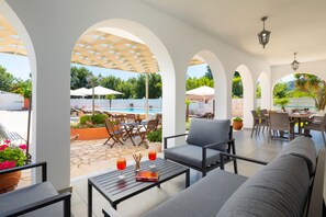 Outdoor dining - Villa Paradiso in Agnos (Roda)