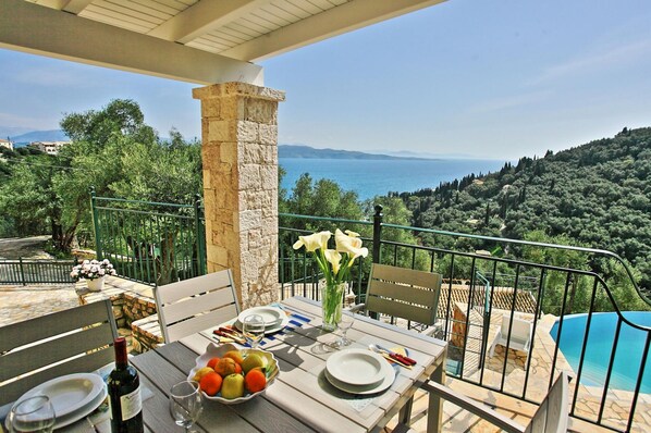 Outdoor dining - Villa Regina in Kentroma (Kentroma)