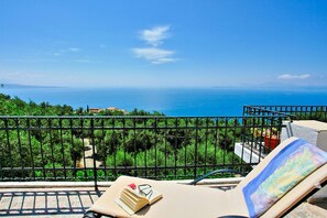 Terrace/patio - Villa Alexandros in Nisaki (Katavolos)