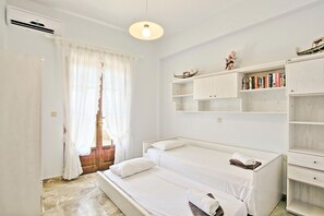 5 bedrooms, iron/ironing board, travel cot, bed sheets - Villa Alexandros in Nisaki (Katavolos)