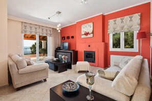 TV, fireplace, DVD player - Sunset House in Sidari (Corfu)