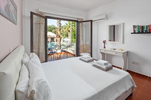 3 bedrooms, iron/ironing board, travel cot, bed sheets - Villa Lianolia in Pelekito Corfu (Pelekito Corfu)