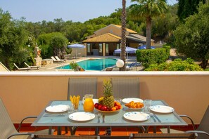 Outdoor dining - Villa Lianolia in Pelekito Corfu (Pelekito Corfu)