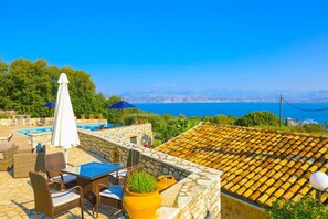 Outdoor dining - Villa Helona in Lithiasmenos (Lithiasmenos)
