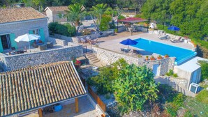 A stone villa with a swimming pool, outdoor seating, and a garden. - Villa Helona in Lithiasmenos (Lithiasmenos)