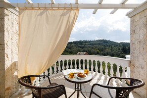 Outdoor dining - Eleonas in Kato Korakiana (Corfu)