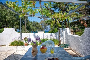 Outdoor dining - Fishermans Cottage in Kassiopi (Kassiopi)