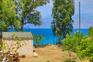 Property grounds - Fishermans Cottage in Kassiopi (Kassiopi)