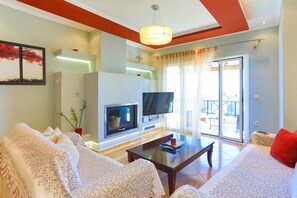 TV, fireplace, books, stereo - Villa Natilia in Corfu (Corfu)