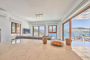 TV, DVD player, books, stereo - Villa Elmas in Kalkan (Kalkan Belediyesi)