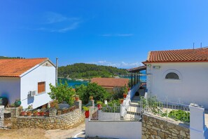 Property grounds - Faros Dio: Gaios studio, sea views, private sun-loungers (Gaios)