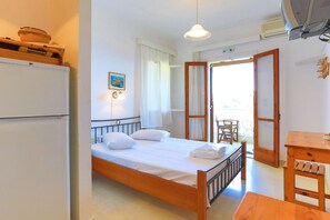 1 habitación, tabla de planchar con plancha y ropa de cama 