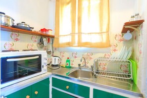 Fridge, coffee/tea maker, toaster, cookware/dishes/utensils - Faros Exi in Gaios with 1 bedrooms and 1 bathrooms (Gaios)