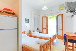 1 bedroom, iron/ironing board, travel cot, bed sheets - Faros Ennea in Gaios (Gaios)