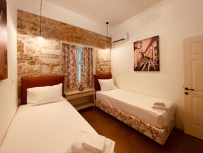 3 Schlafzimmer, Schreibtisch, Bügeleisen/Bügelbrett, Reisekinderbett