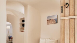 Ein modernes Interieur mit einem Holzkabinett, einer Couch und einem kleinen Holztisch.