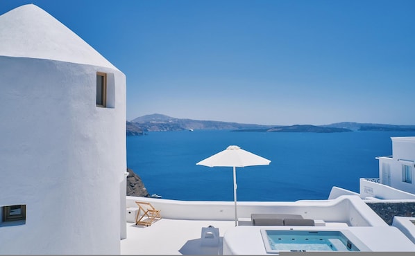 Outdoor spa tub - The Mill Haven Santorini (Oía)