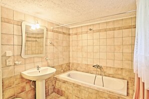 Shower, hair dryer, towels - Korinas Cottage in Kentroma (Kentroma)