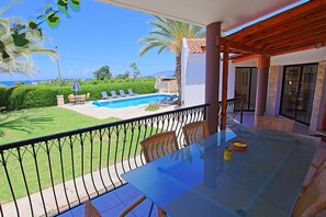 Outdoor dining - Villa Maria Latchi in Latchi (Latchi)