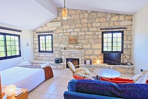 3 bedrooms, iron/ironing board, bed sheets - Villa Maria Latchi in Latchi (Latchi)