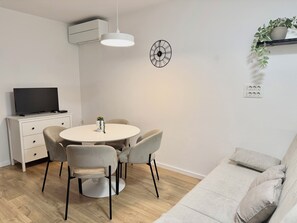Living area - Milo Apartment – Modern 2-Bedroom Apartment in the Center of Koper + Parking (Koper)