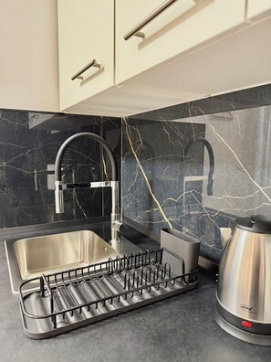 Private kitchen - Milo Apartment – Modern 2-Bedroom Apartment in the Center of Koper + Parking (Koper)