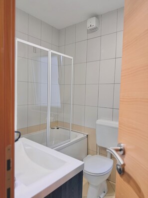 Sèche-cheveux, serviettes fournies, savon, papier toilette