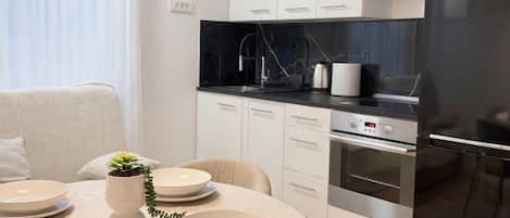 Fridge, oven, stovetop, dishwasher