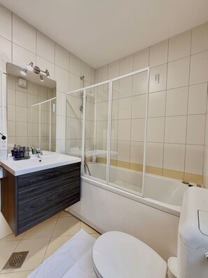 Sèche-cheveux, serviettes fournies, savon, papier toilette