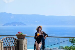 Property grounds - Sunny Villa Grande in Kassandra (Chaniotis)
