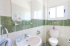 Bathroom - The Vines in Latchi with 3 bedrooms and 3 bathrooms (Latchi)