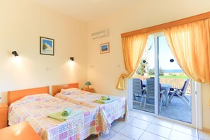 Room - The Vines in Latchi with 3 bedrooms and 3 bathrooms (Latchi)