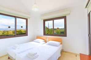 4 bedrooms, iron/ironing board, travel crib, free WiFi - Villa Stavriella in Latchi (Latchi)