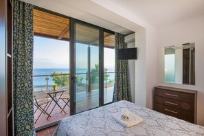 3 bedrooms, iron/ironing board, travel cot, bed sheets - Kalma Villa Ena in Moudania (Moudania)