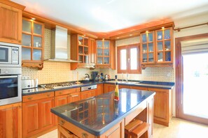 Fridge, microwave, oven, stovetop - Villa Eos in Kalkan with 3 bedrooms and 4 bathrooms (Kalkan)